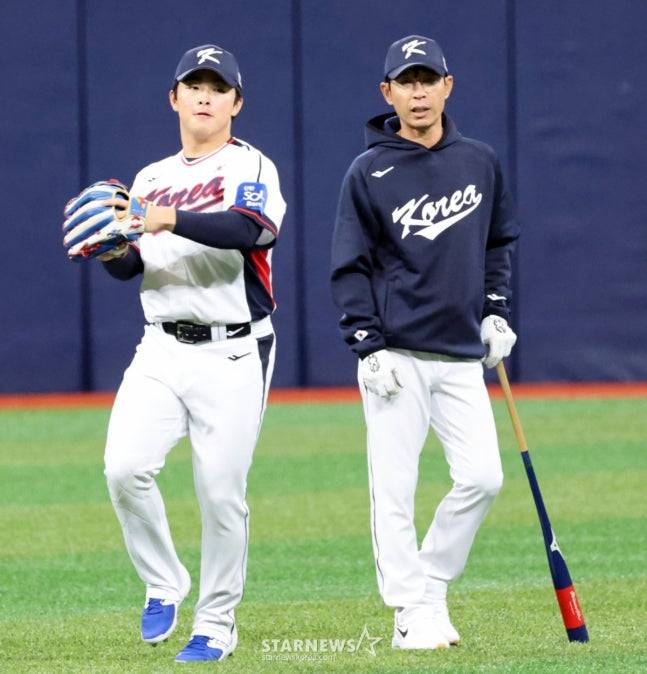 문현빈(왼쪽)이 김재걸 코치와 함께 수비 훈련을 하고 있다. /사진=강영조 선임기자