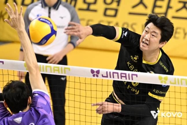 KB손해보험 나경복이 4일 경기도 의정부시 경민대 체육관에서 진에어 2025~2026 KOVO 정규리그 1라운드 우리카드전에서 공격을 시도하고 있다. /사진=한국배구연맹 제공