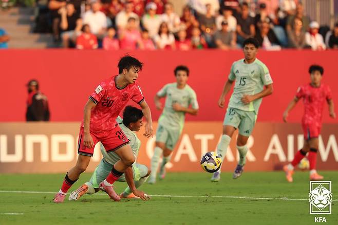 4일 오후 10시(한국시간) 카타르 도하 어스파이어 존에서 열린 2025 국제축구연맹(FIFA) 17세 이하(U-17) 월드컵 F조 1차전 대한민국과 멕시코 경기 중. /사진=대한축구협회(KFA) 제공