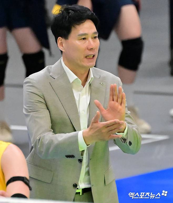 여자 프로배구 현대건설이 4일 경기도 수원체육관에서 열린 진에어 2025-2026 V리그 여자부 1라운드 경기에서 세트 스코어 3-0(25-20 25-20 25-22)으로 이겼다.&nbsp;사진 김한준 기자