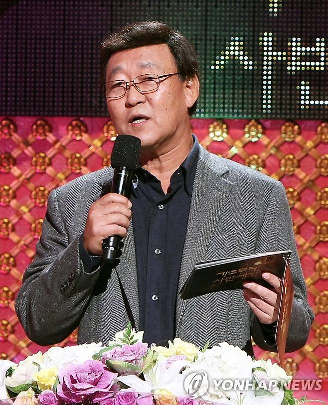 '가요무대' 리허설 하는 김동건 아나운서(2010.11.8) [연합뉴스 자료사진]