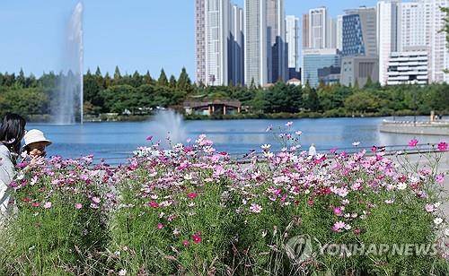 일산의 슬픔…'언제쯤 분당만큼 오를까'   (고양=연합뉴스) 가을 일산 호수공원 전경. 같은 1기 신도시인 분당 아파트값이 폭등하는 가운데 GTX 개통에도 큰 폭 오름세 없는 일산.