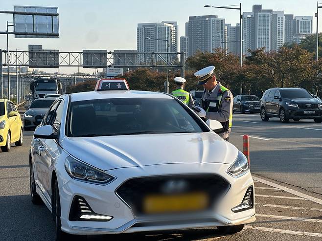 동부간선도로에서 교통단속 나선 경찰 [촬영 박영민 수습기자]