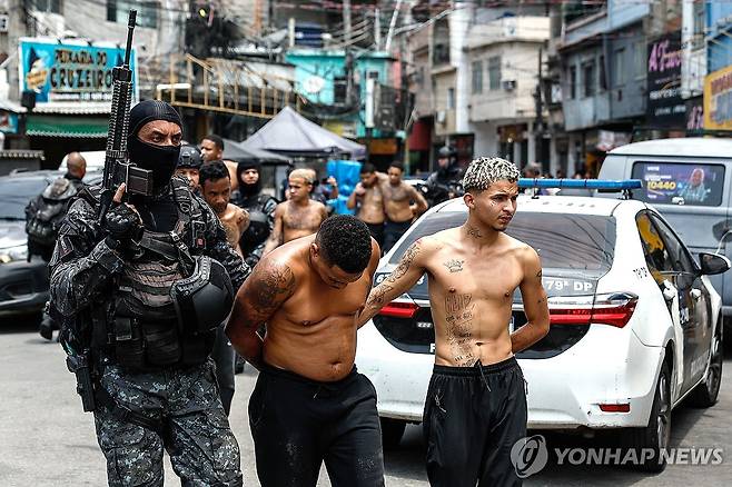 브라질 갱단 소탕 작전 [EPA=연합뉴스 자료사진. 재판매 및 DB 금지]