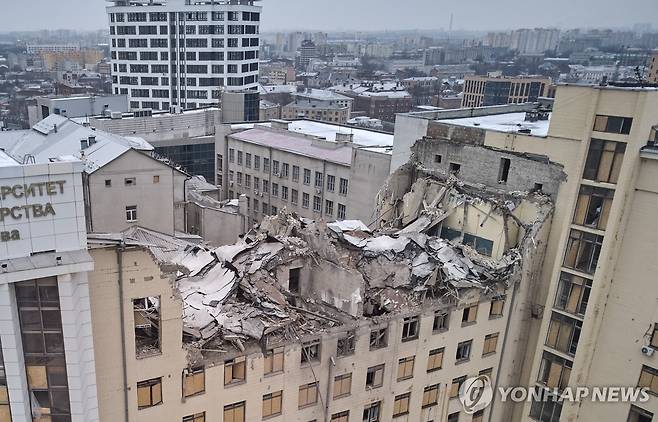 공습으로 부서진 하르키우 대학 건물 [EPA 연합뉴스 자료사진 재판매 및 DB 금지]