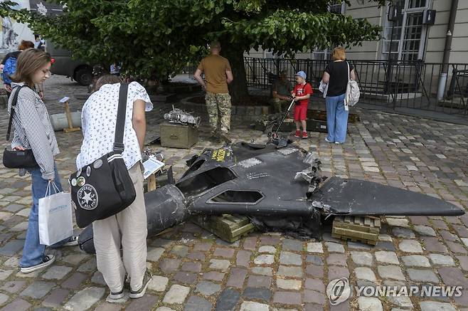 르비우에서 열린 해체된 러시아 무기 야외 전시 [EPA 연합뉴스 자료사진 재판매 및 DB 금지]