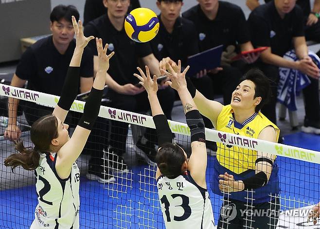 친정팀 향해 공격하는 김희진 (수원=연합뉴스) 홍기원 기자 = 4일 경기도 수원실내체육관에서 열린 프로배구 V리그 여자부 현대건설 힐스테이트와 IBK기업은행 알토스의 경기. 현대건설 김희진이 공격하고 있다. 2025.11.4 xanadu@yna.co.kr