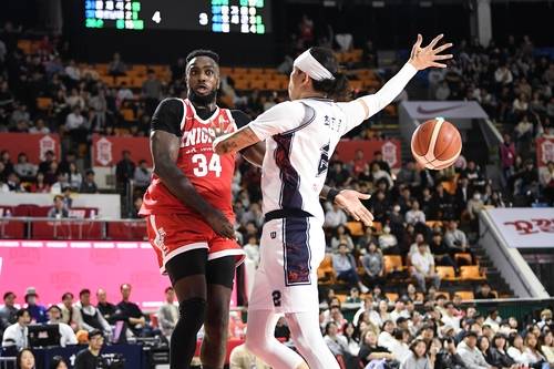 패스하는 자밀 워니 [KBL 제공. 재판매 및 DB 금지]