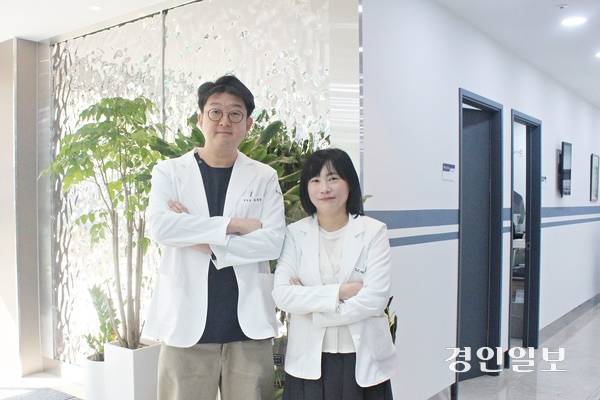 환자 중심 내과병원을 지향하는 부천 성모힐병원의 하직환(왼쪽)·문설경 병원장 부부. 2025.11.5 부천/김연태기자 kyt@kyeongin.com