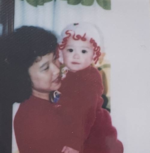 어린 시절 구혜선과 그의 어머니. /엔에스이엔엠 제공