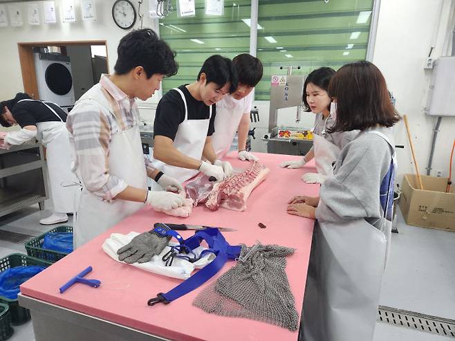 공주생명과학고 축산자원개발과 학생들이 식육처리 실습을 하고 있다.
