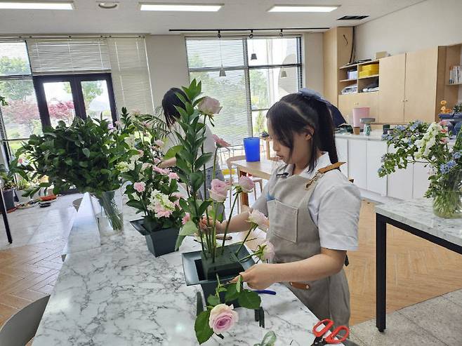 공주생명과학고 치유농업과 학생들이 실습하고 있다.