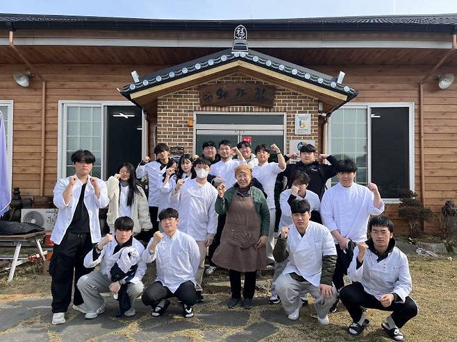 공주생명과학고 식품가공과 학생들이 현장체험학습에 나섰다.