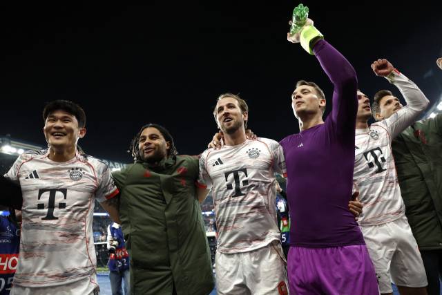 바이에른 뮌헨의 김민재가 5일 프랑스 파리에서 열린 UEFA 챔피언스리그 리그 페이즈 4차전 PSG와의 경기가 끝난 뒤 동료들과 함께 승리한 기쁨을 나누고 있다. 연합뉴스