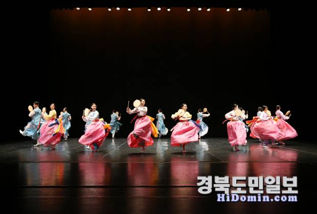 '권명화류 소고춤'공연