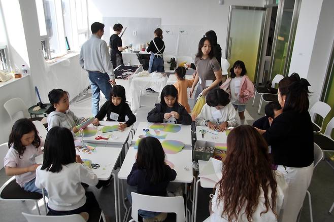 2일 열린 서귀포 꿈꾸는 예술터 개관 행사에 참여한 참가자들. ⓒ제주의소리