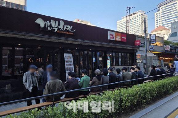 11월 1일 오후, 깐부치킨 삼성점 앞 (사진=한전진 기자)