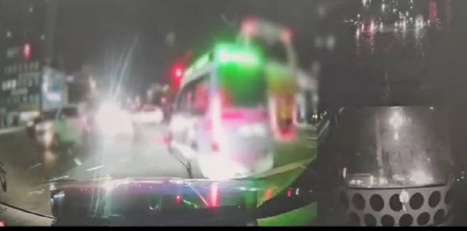 구급차가 순찰차를 추월해 가고 있다. 순찰차가 길을 터주지 않아 2차로에 있던 대형버스가 길을 만들어 줬다고 한다. (사진=연합뉴스 캡처)