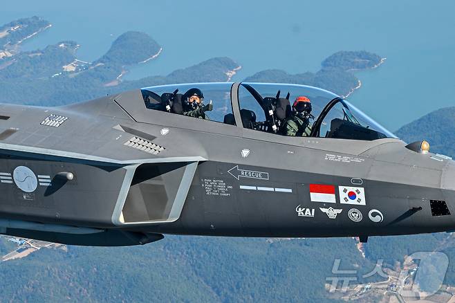 손석락 공군참모총장이 5일 사천기지에서 취임 후 첫 지휘비행으로 KF-21 전투기에 탑승해 엄지를 들어보이고 있다. (공군 제공. 재판매 및 DB금지) 2025.11.5/뉴스1