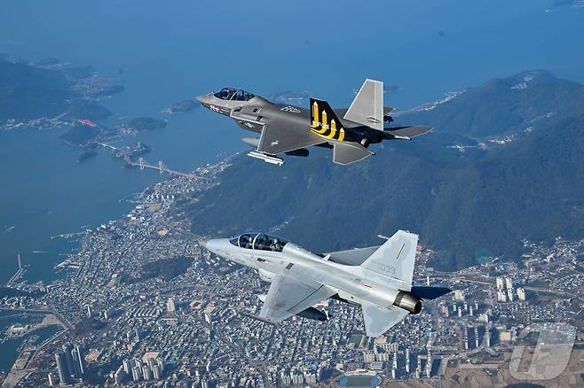 손석락 공군참모총장이 5일 사천기지에서 취임 후 첫 지휘비행으로 KF-21 전투기에 탑승해 시험비행을 하고 있다. (공군 제공. 재판매 및 DB금지) 2025.11.5/뉴스1