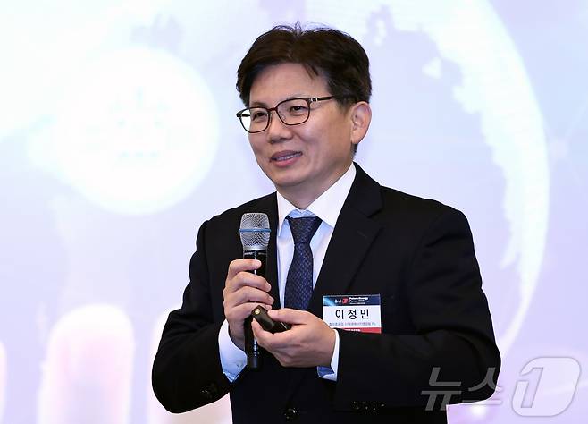이정민 효성중공업 신재생에너지영업팀 PL이 5일 오후 서울 용산구 나인트리 프리미어 로카우스 호텔 용산에서 열린 '2025 뉴스1 미래에너지포럼'(NFEF 2025)에서 재생에너지 대전환 기후테크 신기술 사례를 발표하고 있다. 2025.11.5/뉴스1 ⓒ News1 구윤성 기자