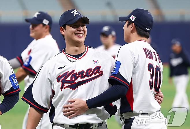 야구대표팀 노시환과 김영웅이 4일 서울 고척스카이돔에서 훈련을 하고 있다. 류지현 감독이 이끄는 대표팀은 오는 8,9일 체코에 이어 15,16일에 일본과의 평가전 경기를 치를 예정이다. 2025.11.4/뉴스1 ⓒ News1 김성진 기자