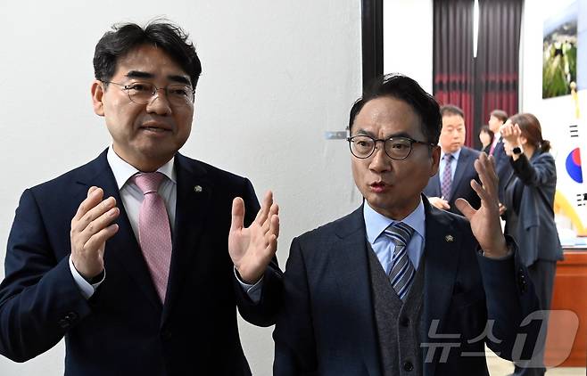 5일 오전 국회에서 열린 정보위원회 전체회의에 앞서 이성권 국민의힘 간사와 박선원민주당 간사가 전날 열린 국정원국감 브리핑내용과 관련, 설전을 벌이자 신성범정보위원장이 양간사를 만류하며 회의실 입장을 권하고 있다. (공동취재) 2025.11.5/뉴스1 ⓒ News1 유승관 기자