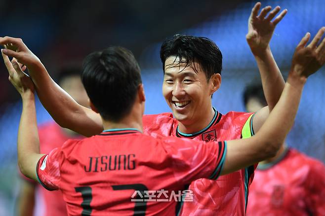 손흥민이 14일 서울월드컵경기장에서 열린 남자 축구 국가대표 평가전 파라과이와 경기에서 골을 넣은 엄지성과 환호하고 있다.  2025. 10. 14. 최승섭기자 thunder@sportsseoul.com