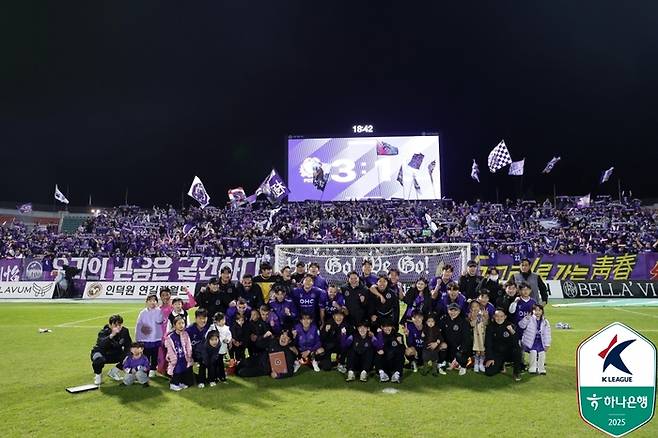 안양 선수단이 울산전에서 승리한 뒤 단체 사진을 촬영하고 있다. 사진 | 한국프로축구연맹