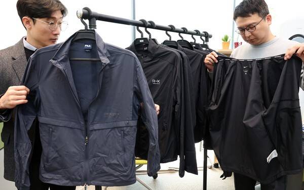 5일 한국소비자원이 정부세종청사 공정거래위원회 기자실에서 소비자 선호도가 높은 러닝 재킷 8개 제품에 대한 품질 및 안전성 등을 시험·평가한 비교정보를 발표했다. /사진= 뉴시스