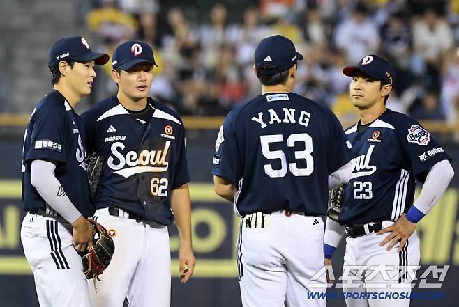 30일 잠실구장에서 열린 LG 트윈스와 두산 베어스의 경기. 두산 박지훈, 안재석, 강승호, 양석환이 투수 교체 때 모여 대화를 나누고 있다. 잠실=박재만 기자 pjm@sportschosun.com/2025.09.30/