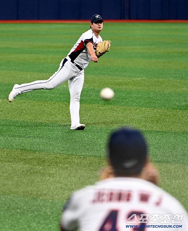 대한민국 야구대표팀이 4일 고척스카이돔에서 훈련을 가졌다. 김서현과 정우주가 캐치볼을 하고 있다. 고척=허상욱 기자wook@sportschosun.com/2025.11.04/