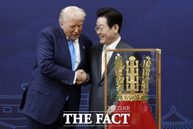 지난달 29일 이재명 대통령은 경북 경주박물관에서 도널드 트럼프 미국 대통령에게 천마총 금관 모형을 선물했다. /뉴시스