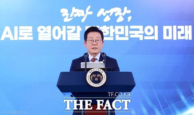 이재명 정부의 첫 본예산인 내년도 예산안에서 인공지능(AI) 분야와 통상 현안 대응 예산이 대폭 확대됐다. 지난 9월8일 서울 중구 서울스퀘어에서 열린 '대한민국, AI로 날다 국가인공지능(AI) 전략위원회' 출범식에서 이재명 대통령이 발언하고 있는 모습. /뉴시스