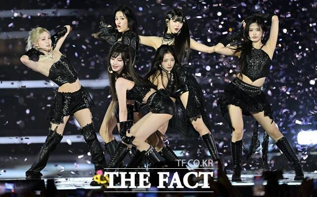 그룹 아이브가 9월 20일 '마카오 아웃도어 퍼포먼스 베뉴'에서 열린 '2025 더팩트 뮤직 어워즈'에 참석해 화려한 무대를 펼치고 있다. /임영무 기자