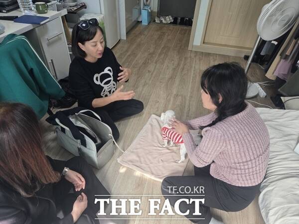 대전 유성구가 사회적 고립으로 인한 고독사 예방을 위해 대전 자치구 최초 반려동물 매개 심리치료와 숲 체험 등 프로그램을 12월까지 운영한다. 사진은 동물 매개 치료사가 '반려동물 매개 심리 치료'를 진행하고 있는 모습. /유성구