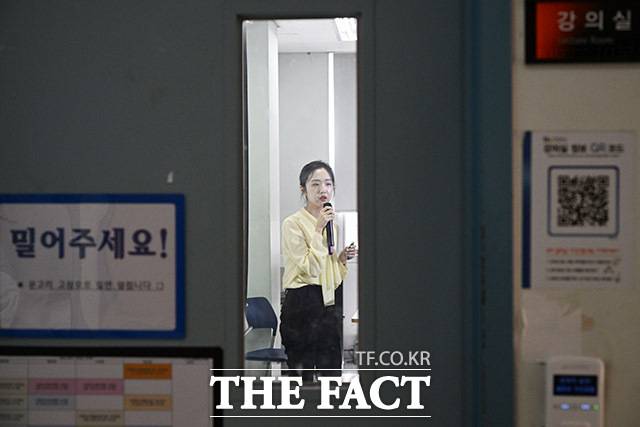 인천대학교 교수로 임용된 유승민 전 의원의 딸 유담 씨가 지난 9월 2일 오전 인천 연수구 인천대학교에서 강의를 하고 있는 모습. /인천=박헌우 기자