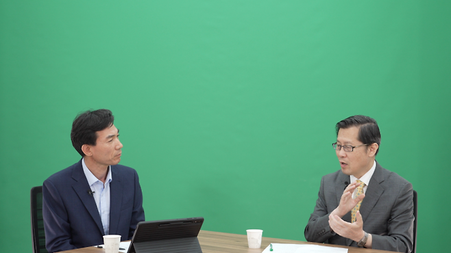 정성장 세종연구소 부소장이 '소종섭의 시사쇼'에 출연해 소종섭 정치스페셜리스트와 대담하고 있다.