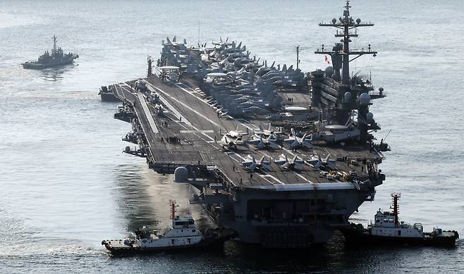 미국 해군 7함대 소속 핵추진 항공모함 ‘조지 워싱턴함(CVN-73)’이 5일 오전 부산 남구 해군작전사령부 부산작전기지에 입항하고 있다.    니미츠급(10만t급)인 이 핵항모는 길이 333m, 폭 76.8m, 비행갑판 면적은 축구장 3배 규모이며, 승조원은 6000여 명이다. 특히 최신예 스텔스 전투기 F-35C와 슈퍼호넷 전투기(F/A-18), 호크아이 조기경보기(E-2C), 해상작전헬기 등 항공기 80여 대를 탑재히고 있어 ‘떠다니는 군사기지’로 불린다. 2025.11.05. 뉴시스