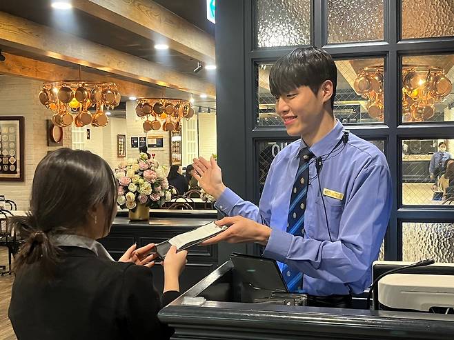 애슐리퀸즈 홀 관리자. 이랜드이츠