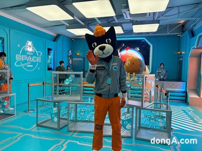 젤리캣 스페이스에서 우주복 고양이 모습을 한 직원이 반겨주고 있다. 황소영 기자 fangso@donga.com