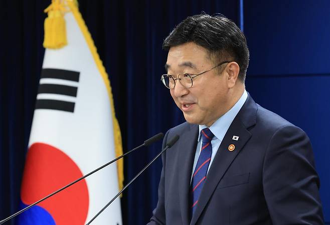 윤호중 행정안전부 장관이 5일 서울 종로구 정부서울청사에서 열린 출입기자단 브리핑에서 발언을 하고 있다. 2025.11.5/뉴스1