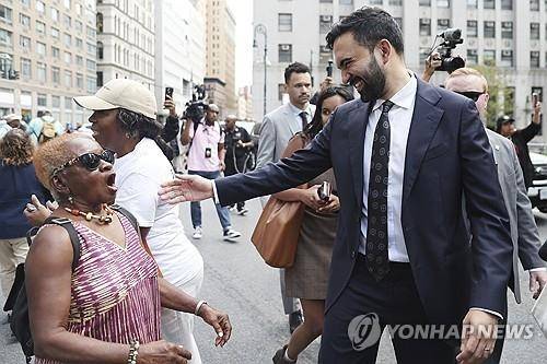 조란 맘다니가 선거운동 기간 중 거리에서 시민들과 대화하고 있다. AP 연합뉴스