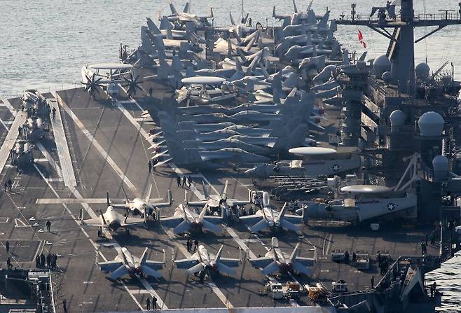 미국 해군 핵추진 항공모함 '조지워싱턴함'(CVN-73)이 5일 오전 부산 남구 해군작전사령부 부산작전기지에 입항하고 있다. 길이 333m, 폭 78m, 무게 약 10만t, 승조원 6000여 명에 달하는 니미츠급 항모인 조지워싱턴함은 항공기 80여 대를 탑재할 수 있어 '떠다니는 군사기지'로 불린다. 뉴스1