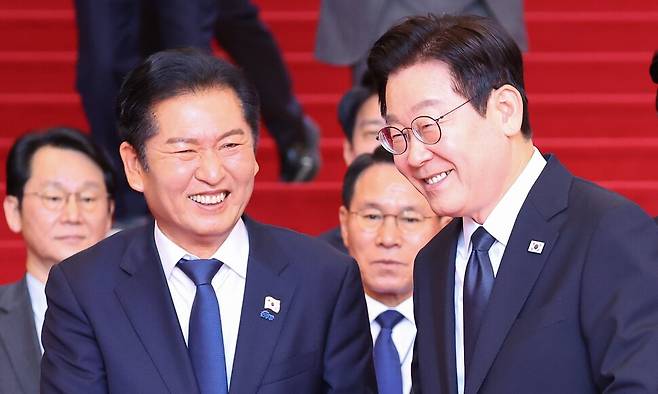 이재명 대통령이 4일 2026년도 정부 예산안 시정연설을 마친 뒤 국회를 나서며 더불어민주당 정청래 대표와 인사하고 있다. 연합뉴스