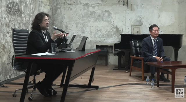 정청래 더불어민주당 당대표가 지난달 3일 공개된 유튜브 채널 '딴지방송국'에 출연해 김어준씨의 얘기를 경청하며 눈물을 흘리고 있다. 유튜브 캡처