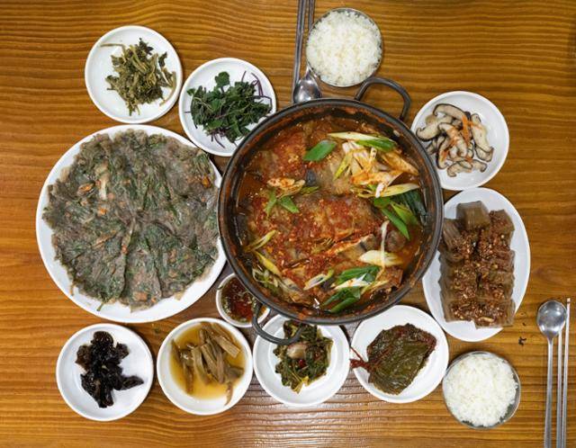 십이령옛길 주막촌에서 내는 가자미 찌개 한상. 울진=이한호 기자
