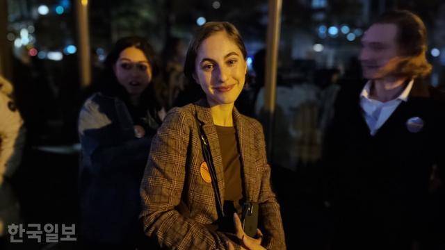 4일 미국 뉴욕 브루클린 ‘브루클린 패러마운트’ 극장 앞에서 본보와 만난 조란 맘다니 뉴욕시장 당선인 지지자 마들린 와인스타인. 뉴욕=권경성 특파원