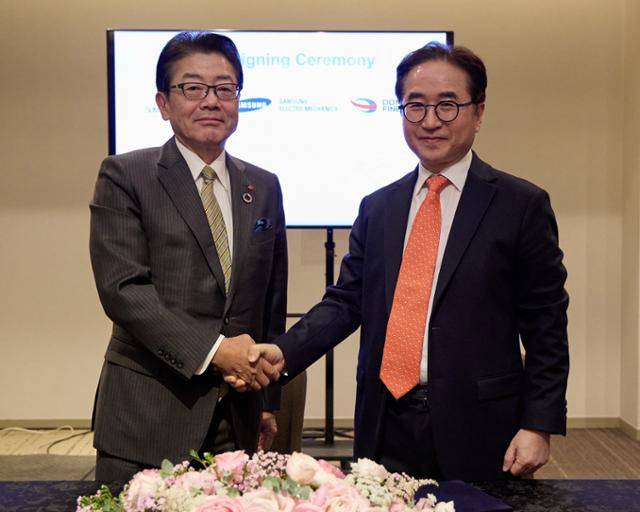장덕현(오른쪽) 삼성전기 사장과 이와타 게이이치 스미토모화학 회장이 4일 일본 도쿄에서 열린 글라스 코어 제조를 위한 합작법인 설립 업무협약식에서 기념 촬영하고 있다. 삼성전기 제공