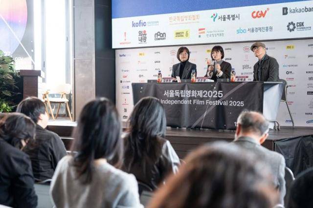 김동현(왼쪽부터) 서울독립영화제 프로그램위원장, 모은영 집행위원장, 배우 권해효. 서울독립영화제 제공
